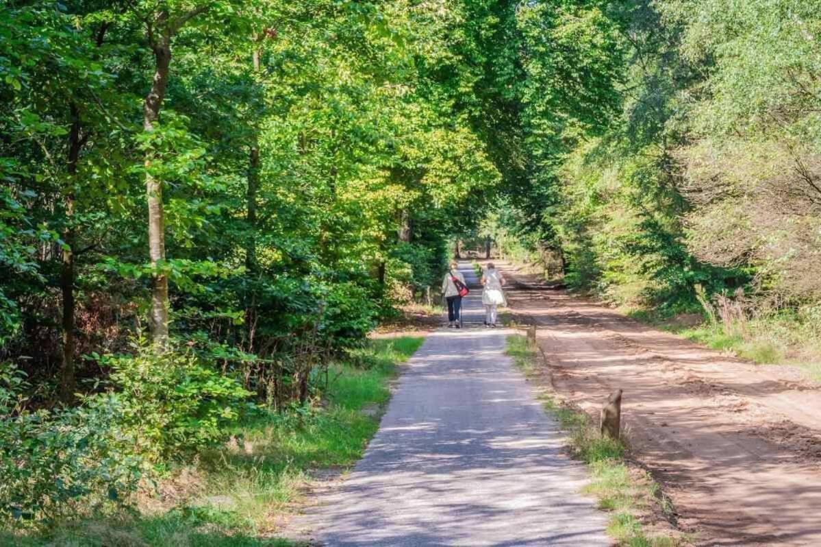Charmant Chalet Op Een Bospark Op De Veluwe Villa Putten Esterno foto